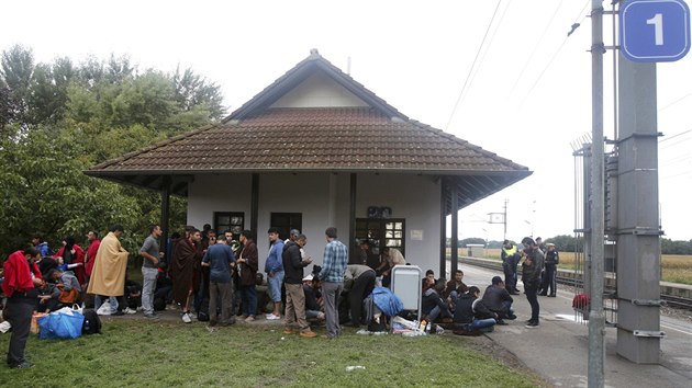 Uprchlci nastupuj do vlaku na rakousk vlakov stanici v Nickelsdorfu. (5. za 2015)