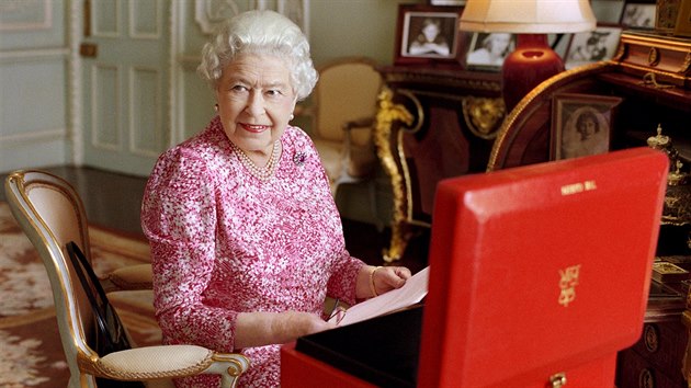 Fotka krlovny v jejch komnatch v Buckinghamskm palci. (9. z 2015)