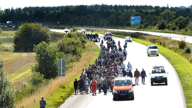 Stovky migrant se v Dnsku vydaly po silnici smrem do vdska. (9. z 2015)