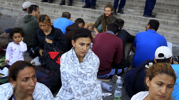Budapesk Vchodn ndra nadle oblhaj stovky migrant. (2. z 2015)
