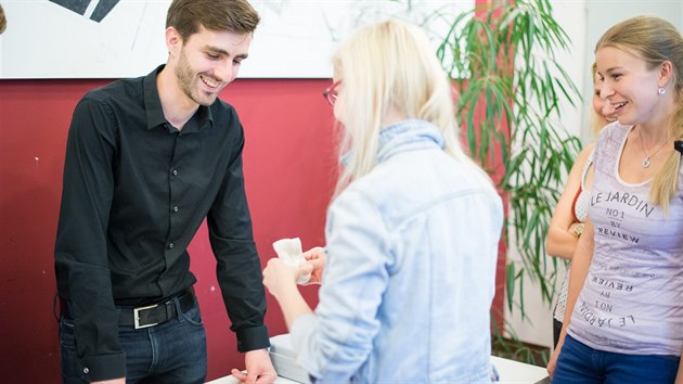 Na vzdlvacch workshopech u Loono, jak rozpoznat rakovinu nejrznjch orgn a pipomn, kam chodit na preventivn kontroly. Nvtvnci si navc sami vyzkou nahmatat bulky na modelech prsou a varlat, a nau se sprvnou techniku jejich samovyetovn.