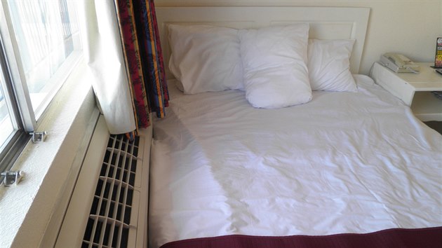 Alena Svobodov si napklad stuje na hlunou klimatizaci nalepenou na postel.