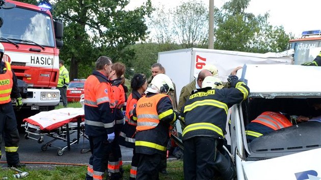 Nehoda tahae a dodvky uzavela na dv hodiny silnici mezi Bochovem a Hlinkami na Karlovarsku.