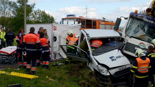 Nehoda tahae a dodvky uzavela na dv hodiny silnici mezi Bochovem a Hlinkami na Karlovarsku.