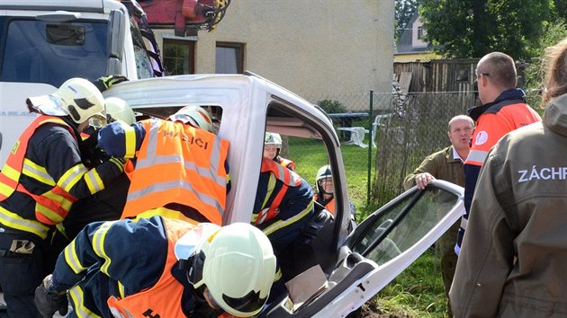 Nehoda tahae a dodvky uzavela na dv hodiny silnici mezi Bochovem a Hlinkami na Karlovarsku.