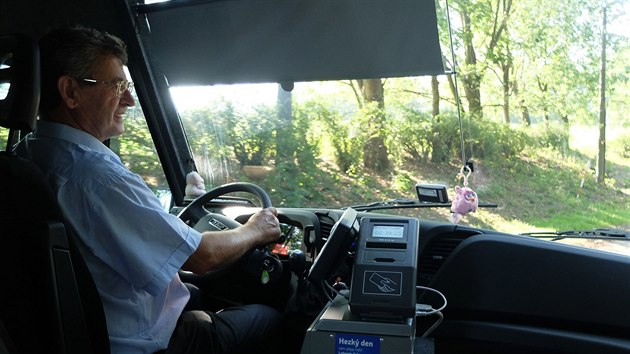 Iveco Stratos, kter na lince jezd, pojme celkem sedmaticet lid. Je i bezbarirov s ploinou na invalidn vozk a vejdou se do nj a tyi korky najednou. Pro autobusovou dopravu po mst je ideln, podotkl idi autobusu Lubomr Erban.