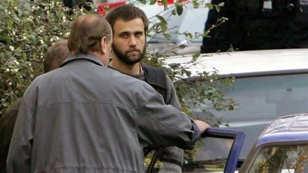 David Lubina se v neprůstřelné vestě a v doprovodu kriminalistů vrací na místo činu. (27.10.2005)