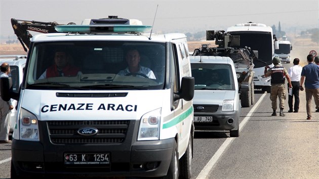 Konvoj aut převáží těla Syřanů, kteří zahynuli na moři na cestě do Evropy. Auta míří k turecko-syrské hranici u města Suruc, které sousedí s městem Kobani (4. srpna 2015).