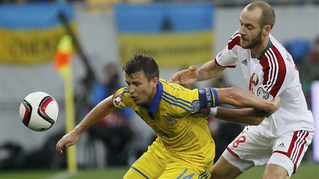 Ukrajinsk fotbalista Rotan (vlevo) bojuje o m s Blorusem Majevskim bhem kvalifikanho duelu o Euro 2016.
