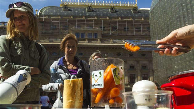 Na piazzet Nrodnho divadla se konala akce upozorujc na pltvn potravinami kvli jejich vzhledu.