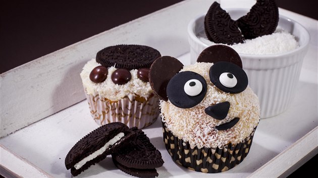 Cupcakes s motivem pandy vykouzlte pomoc kokosu, suenek a marcipovch nebo okoldovch ozdob. 
