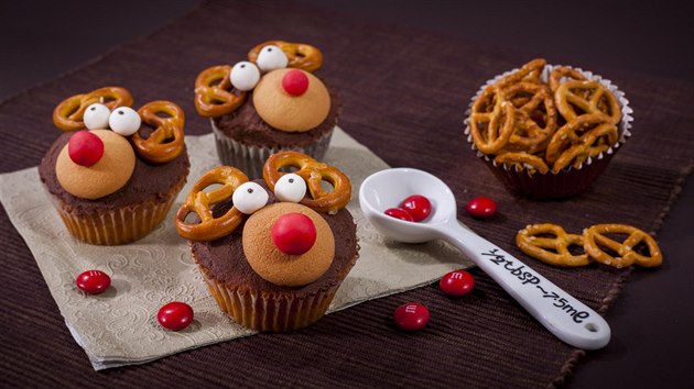 Cupcakes ve stylu rozvernch sob nejsou tak dn vda - sta mt pi rce preclky, pikoty, erven lentilky a z marcipnu vytvarovat oka. 