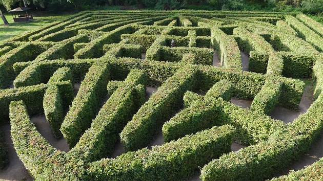 Oblíbený přírodní labyrint, resp. bludiště, je inspirován dílem Labyrint světa a ráj srdce, které Komenský dopsal v Brandýse nad Orlicí v roce 1623.