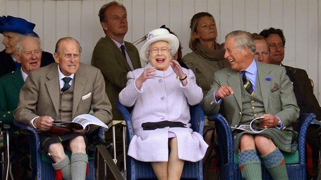 Krlovsk rodina: vlevo je princ Philip, vpravo od krlovny princ Charles.
