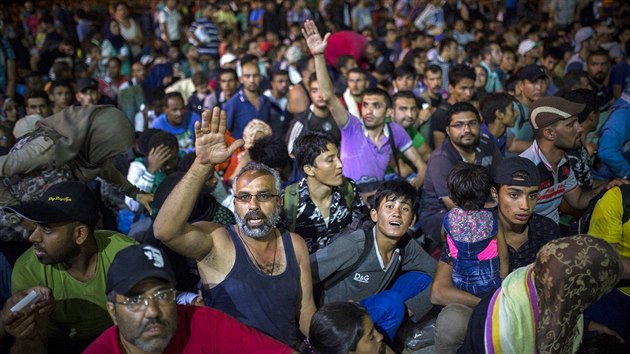 Syrští uprchlíci čekají v přístavu na ostrově Lesbos na trajekt, který je odveze do řecké metropole Atén. (7. září 2015)