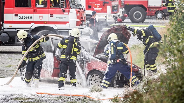 Policist, zchrani a hasii u Lipna pedvdli svoj prci.