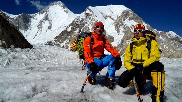 Tomáš Petreček (vpravo) s Markem Holečkem při výstupu při výstupu na Gasherbrum I (vzadu).