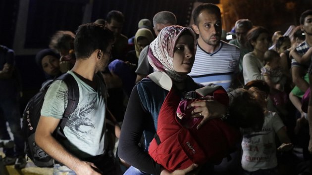 Syrští uprchlíci čekají v přístavu ostrova Lesbos na trajekt do Atén. (7. září 2015)
