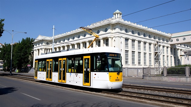 Tramvaj EVO1 u Podolské vodárny.