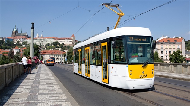 Tramvaj EVO1 na Mánesov most.