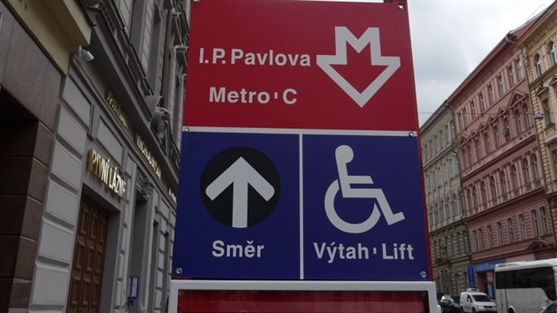 Informa�ní tabule k bezbariérovému výtahu ve stanici metra I. P. Pavlova.