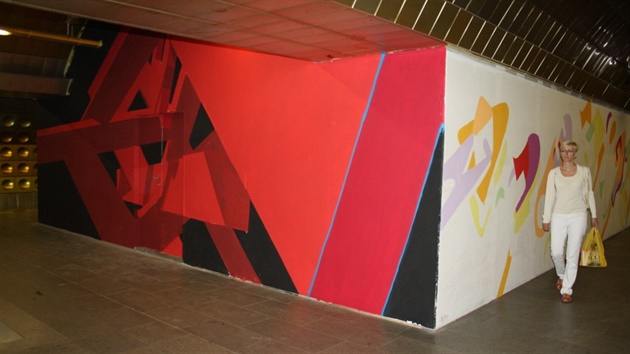 Graffiti na provizorní stn, za ní se ve stanici metra Mstek staví...