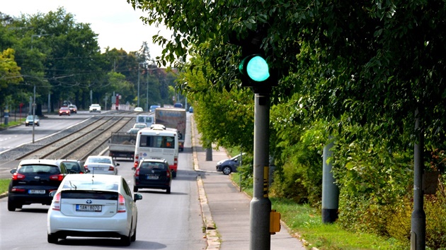 Zarostlý semafor v Patokov ulici u Bevnovského klátera.