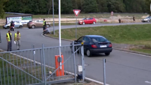 Kamerový záznam střetu auta a motorkáře ve Vysokém Mýtě. (4. září 2015)