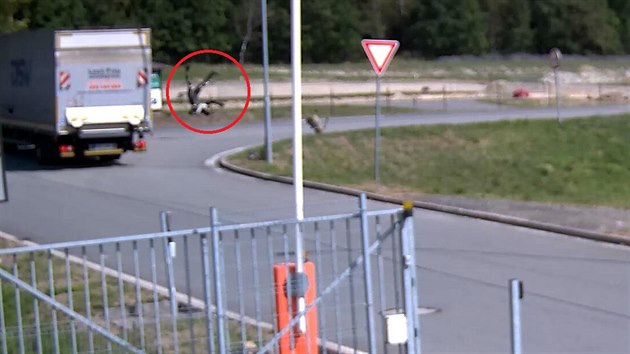 Kamerový záznam střetu auta a motorkáře ve Vysokém Mýtě. (4. září 2015)