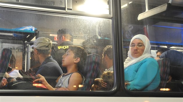 V noci na úterý policie zadržela na nádraží v Břeclavi asi dvě stovky uprchlíků. Cestovali vlakem do Německa.