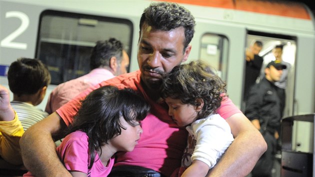 V noci na úterý policie zadržela na nádraží v Břeclavi asi dvě stovky uprchlíků. Cestovali vlakem do Německa.