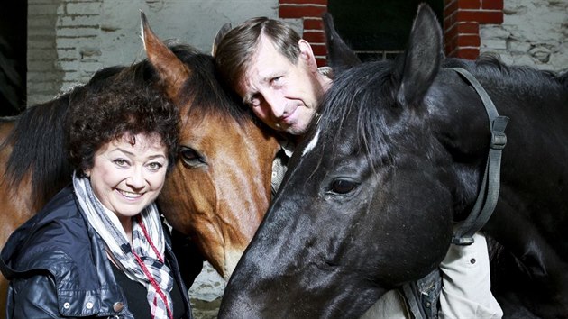 Vclav Vydra s manelkou Janou Boukovou a jeho kon, kter si hk na farm v Malanech. 