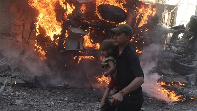 Na damask pedmst Dma stle dopadaj bomby z letadel Asadovy armdy (24. srpna 2015)