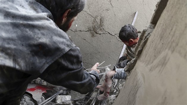 Na damask pedmst Dma stle dopadaj bomby z letadel Asadovy armdy (30. srpna 2015)