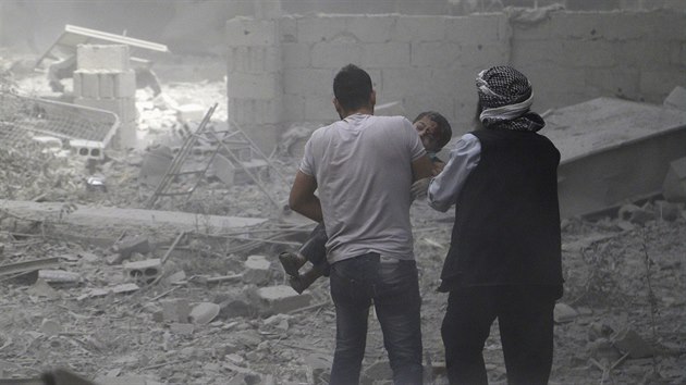 Na damašské předměstí Dúma stále dopadají bomby z letadel Asadovy armády (30. srpna 2015)