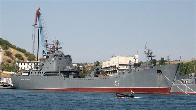 Ruská loď Nikolaj Filčenkov kotví v krymském přístavu Sevastopol.