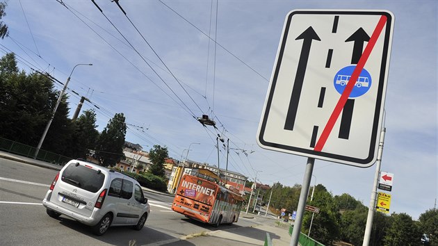 �idi�i se mus� v jihlavsk� Havl��kov� ulici vyrovnat s novinkou, vyhrazen�m j�zdn�m pruhem pro MHD.