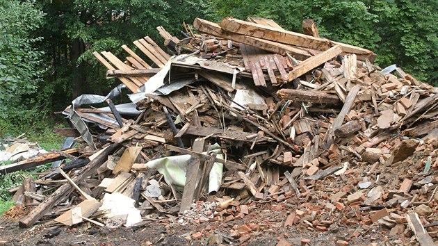 Jeden den demolici domu U Rybnku v Jihlav nic nenasvdovalo. Druh den u byla na mst jen hromada suti.