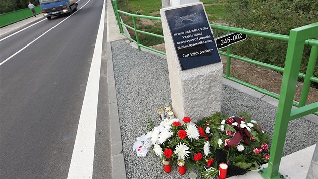 Tragické zřícení mostu ve Vilémově připomíná pamětní deska. Jejího odhalení se vedle představitelů městyse a církve zúčastnily i rodiny dvou obětí.