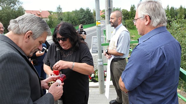 Od ptku pipomn tragick zcen mostu ve Vilmov nov pamtn deska. Jejho odhalen se vedle pedstavitel mstyse a crkve zastnily i rodiny dvou obt.