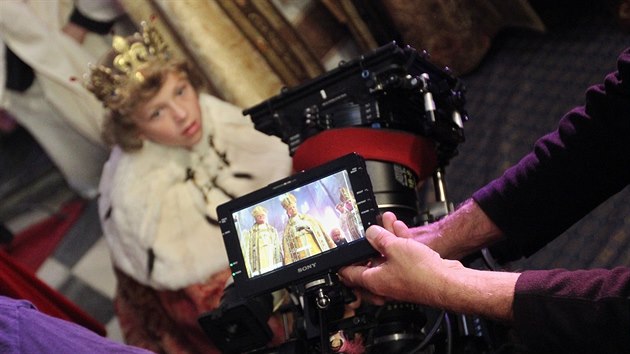 Natáčení záběrů z filmu o Karlu IV. v třebíčské bazilice. V Třebíči vznikaly scény ze svatby teprve sedmiletého Karla se stejně starou Blankou z Valois.