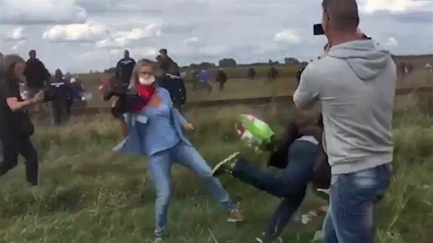 Kameramanka podrazila nohu uprchlkovi. Dostala padka