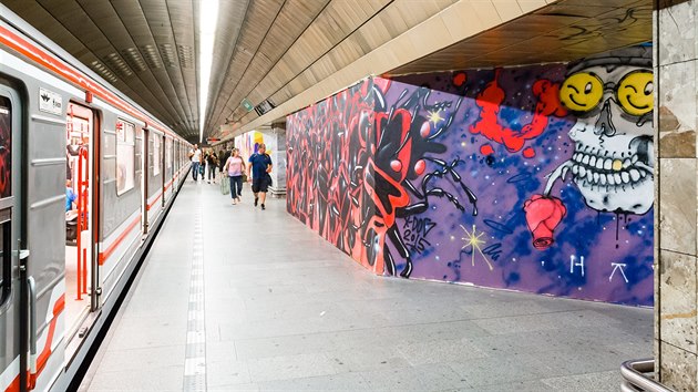 Dopravn podnik povolal umlce, aby svmi graffiti vyzdobili stanici metra Mstek.