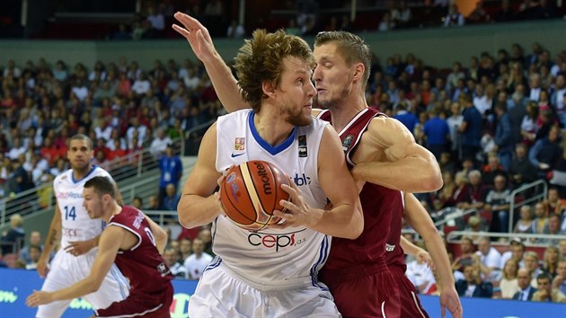 esk basketbalista Jan Vesel se pokou prosadit proti lotysk obran.