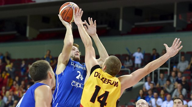 Jan Vesel zakonuje v utkn proti Belgii.