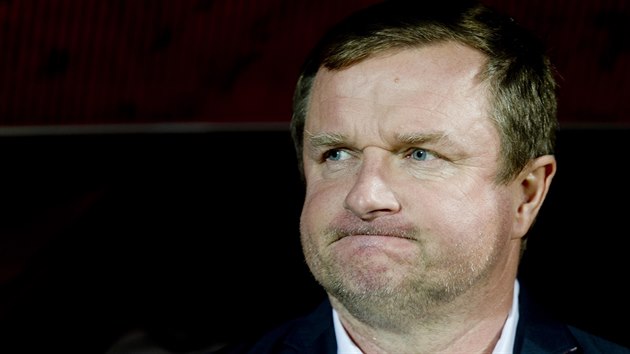 UTRPEN POHLED. Trenr eskch fotbalist Pavel Vrba m pi sledovn zpasu utrpen pohled. Jeho svenci vak nakonec Kazachstn pece jen porazili.