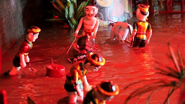 Vodn loutkov divadlo se hraje uprosted jezrka nebo jin vodn ndre a ve Vietnamu je velmi populrn. (1. z 2015)