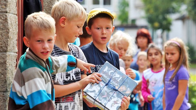 Za pomoci lidskho etzu se sthovala knihovna v Nov Roli.