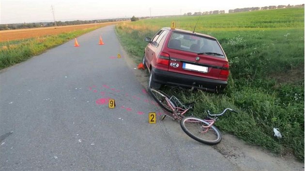 Cyklista se srazil s autem na silnici mezi Zlechovem a Nedakonicemi.