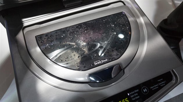 Pračka od LG má v soklu umístěný ještě jeden malý buben určený pro praní malého množství prádla - detail.